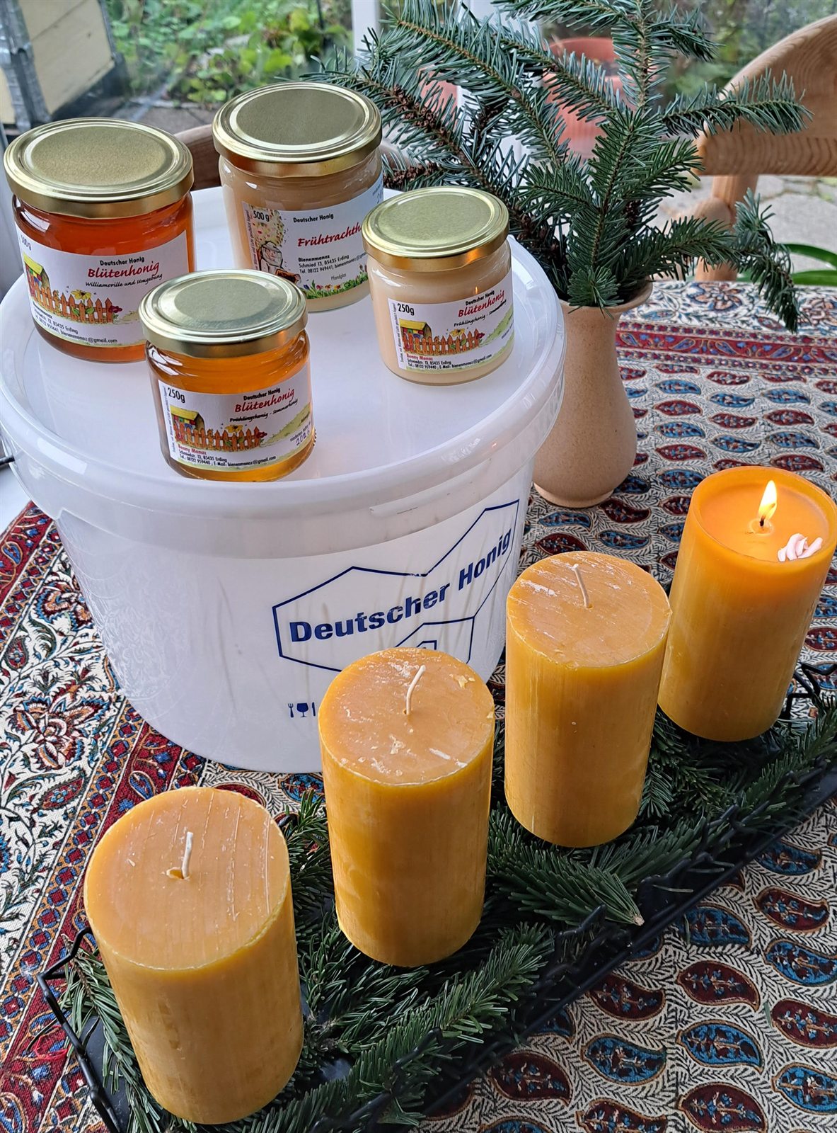 Honiggläser und Bienenwachskerzen von Bienenmonaz