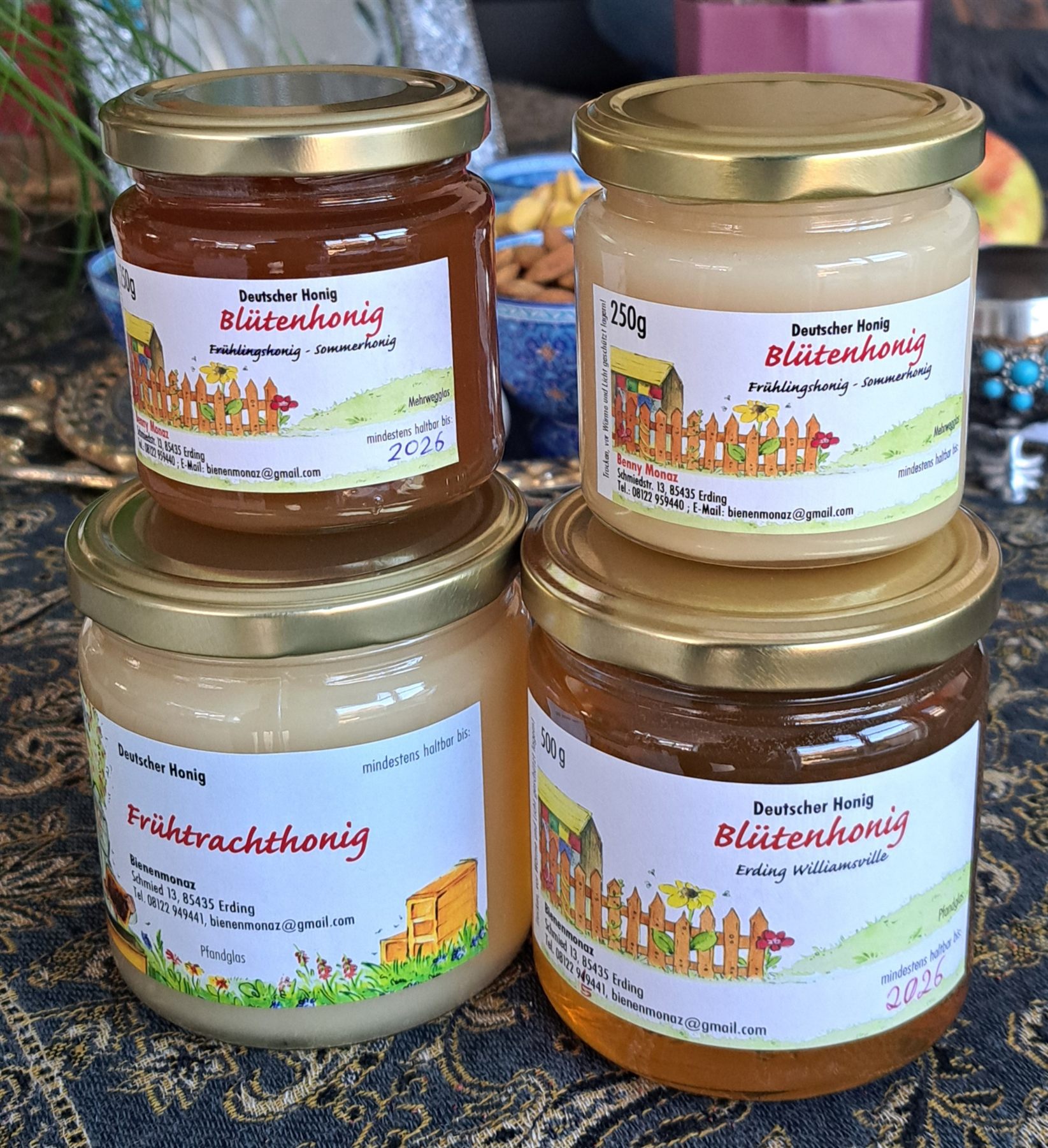 Verschiedene Honiggläser von Bienenmonaz